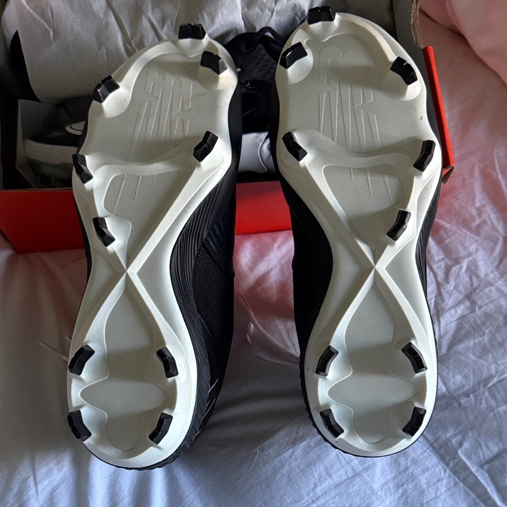 New Balance Black And White Baseball Cleats - Picture 4 of 7